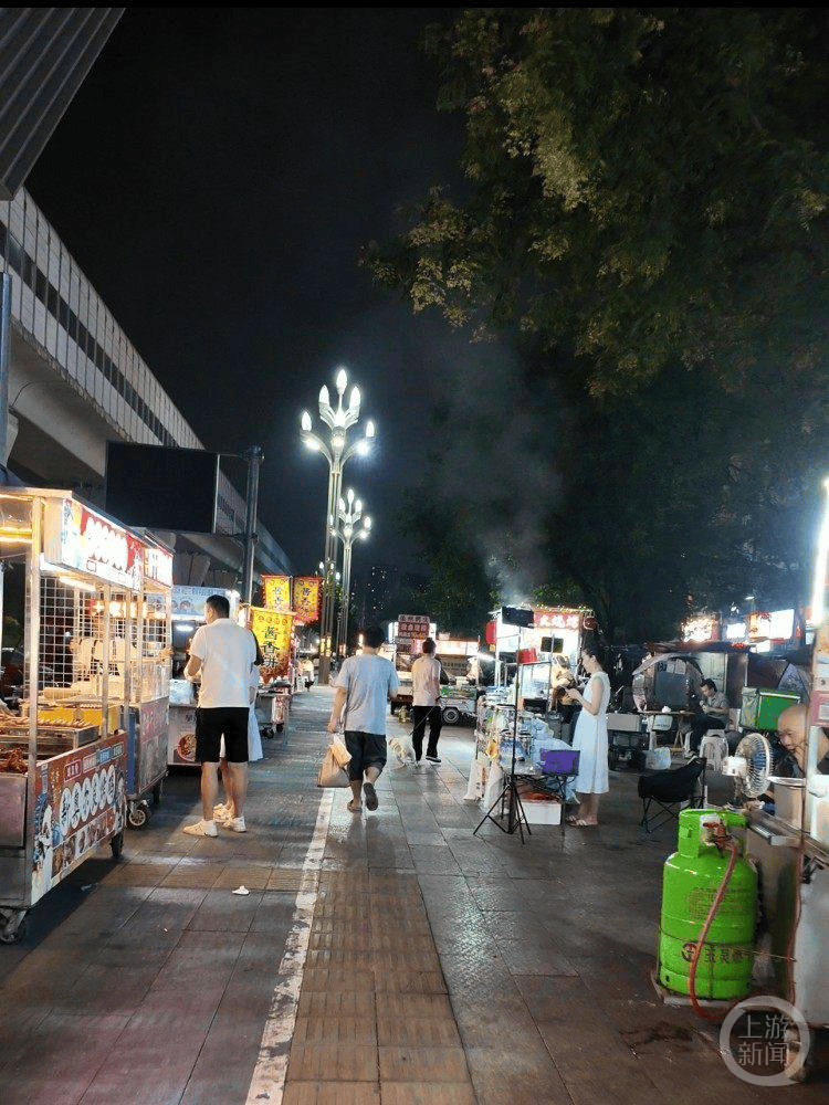 皇冠信用_失去双腿的她在夜市摆摊 成皇冠信用了夜市里的“团宠”