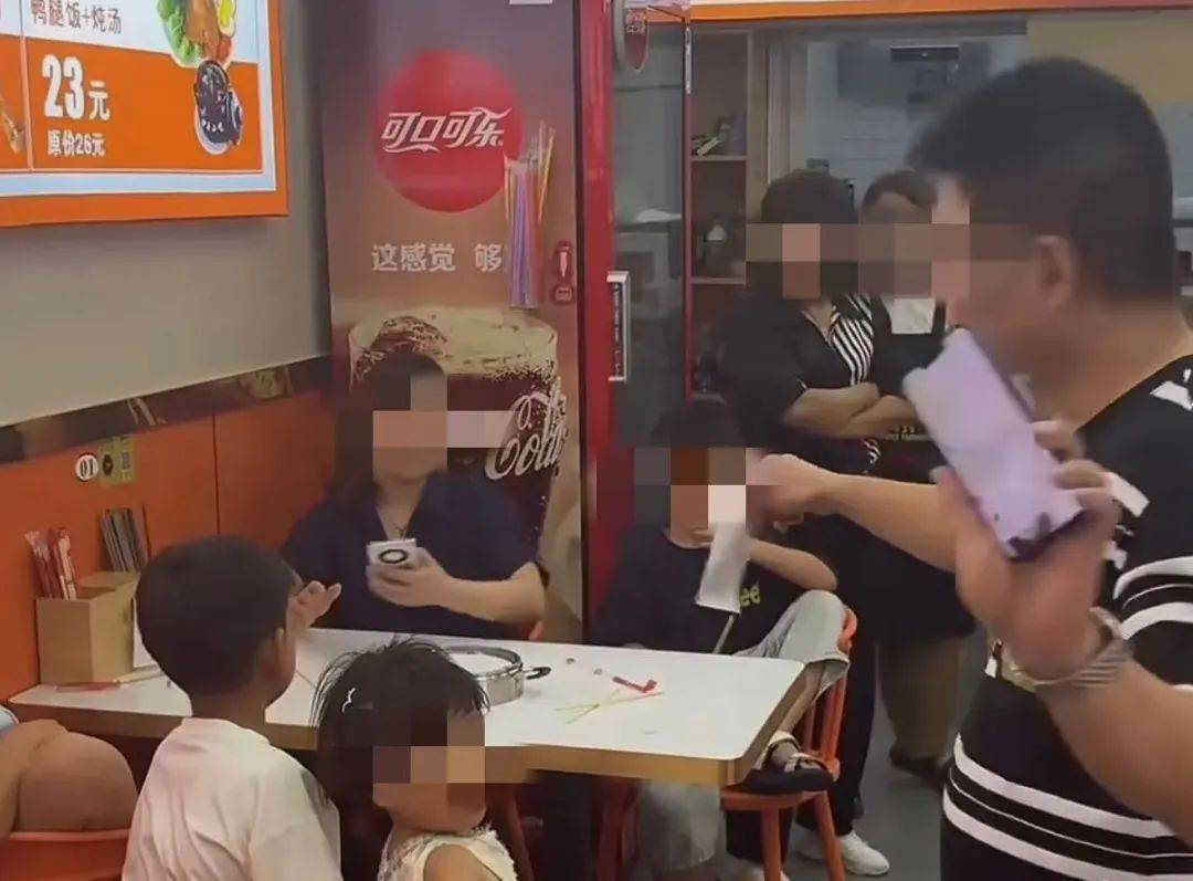 皇冠信用网址
_郑州“续面事件”面馆关门皇冠信用网址
,老板引争议后致歉!快评:切忌“过早站队”,更不该“按键伤人”