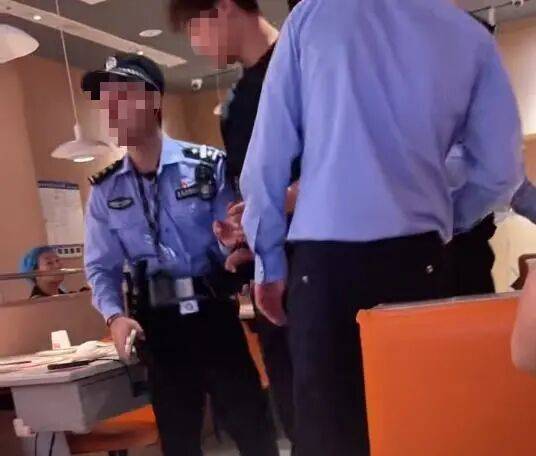 皇冠信用網会员开户_小伙和女友餐厅吃饭皇冠信用網会员开户,被民警赶来戴铐带走;警方回应:其女友与一离家女孩“撞脸”,错抓已道歉