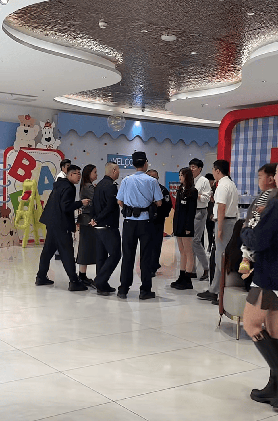 皇冠信用網登2代理_被网友莫名辱骂“上赶着当后妈”皇冠信用網登2代理，江苏女子一年后“闯”对方婚礼要求道歉？当事人发声