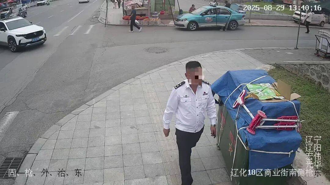 体育皇冠信用盘
_一男子身穿制服自称“省厅领导”体育皇冠信用盘
,走进派出所“指导工作”,警方:搜查到假警服,行政拘留!