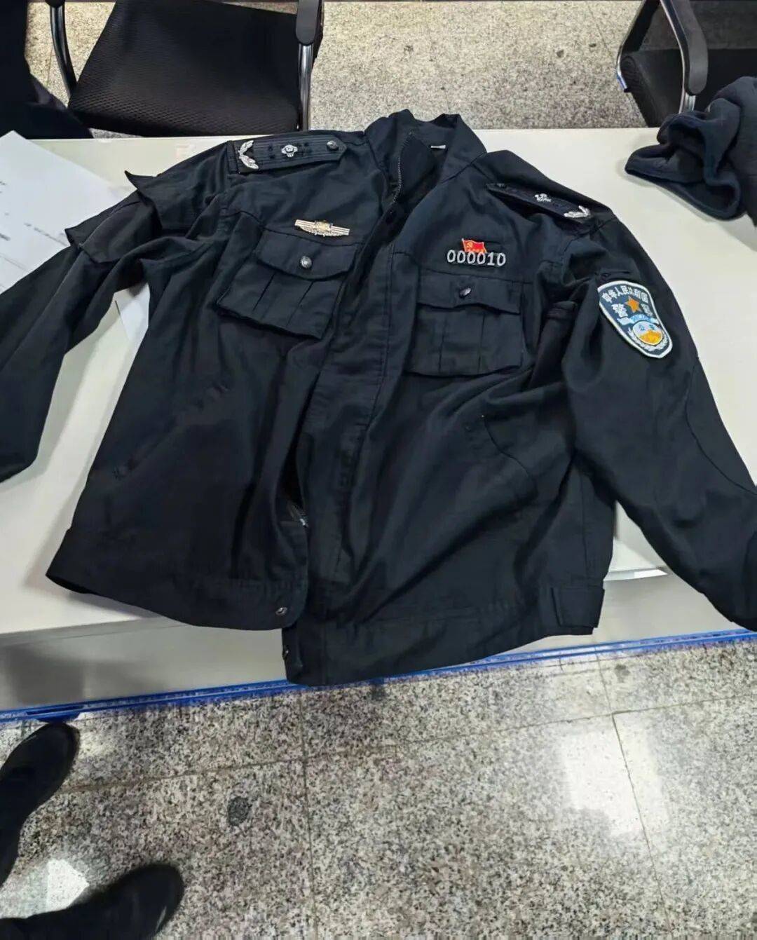 体育皇冠信用盘
_一男子身穿制服自称“省厅领导”体育皇冠信用盘
,走进派出所“指导工作”,警方:搜查到假警服,行政拘留!