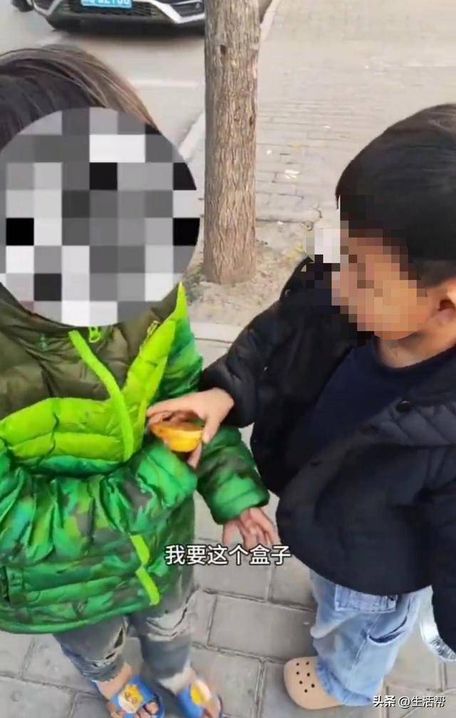 皇冠信用代理流程
_西安7岁女孩寒风中穿凉鞋路边捡吃的皇冠信用代理流程
,父亲称妻子离世家境窘迫,民政局:已妥善安排