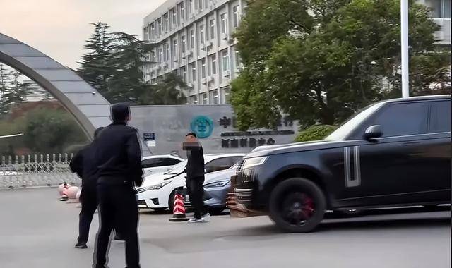 皇冠信用网会员开户
_揽胜车主精准撞击持刀歹徒皇冠信用网会员开户
,警方回应:被撞男子被救护车拉走,无生命危险