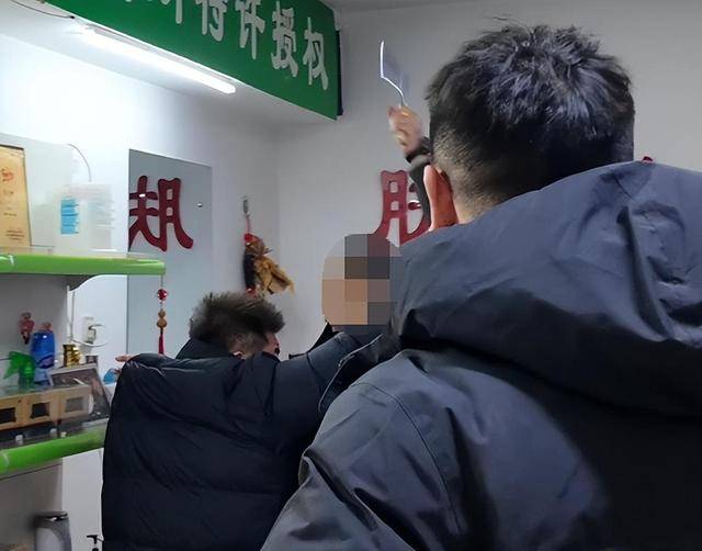 佛得角足球
_打假博主被店主用30cm砍刀追砍佛得角足球
,警方:行政拘留五日;博主:将申请行政复议