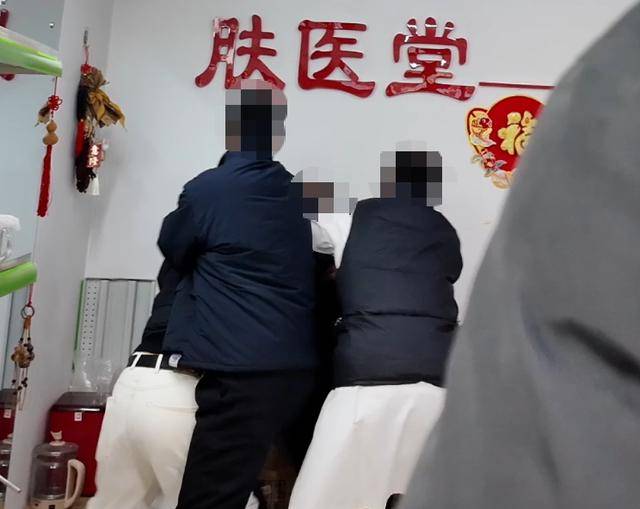 佛得角足球
_打假博主被店主用30cm砍刀追砍佛得角足球
,警方:行政拘留五日;博主:将申请行政复议