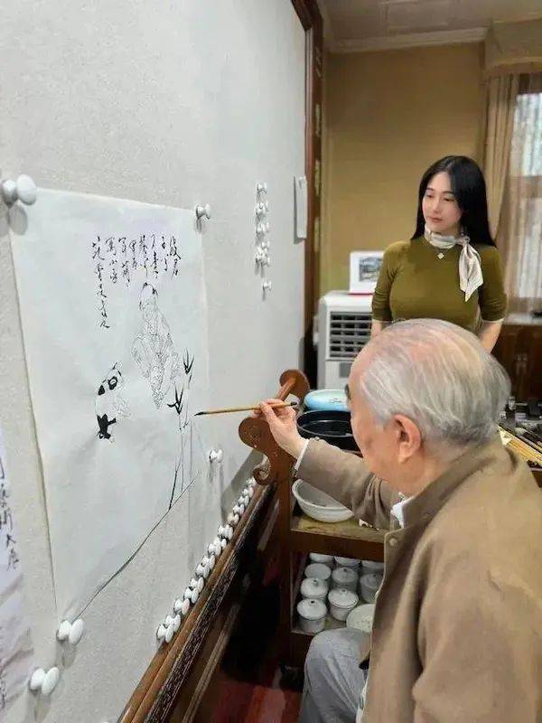 约旦足球世界杯
_“失联风波”过后约旦足球世界杯
,87岁画家范曾首次公开露面,发文称喜获独子、迁入新居,与女儿继子断绝关系