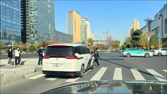 皇冠信用需要押金吗_河南法院警车疑在杭州违停闯红灯皇冠信用需要押金吗！杭州交警：将核查