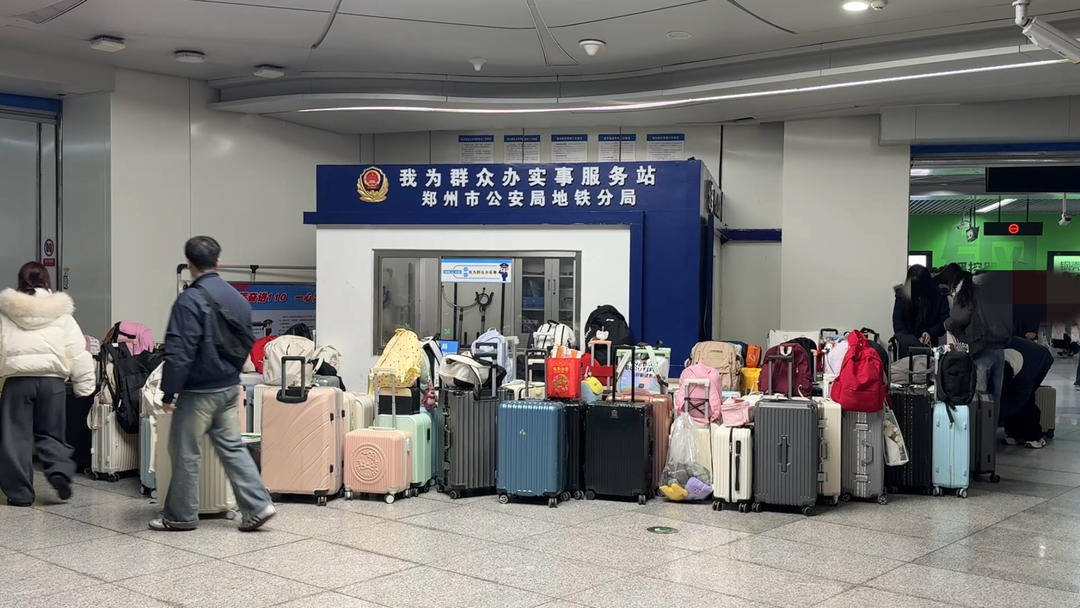丹麦甲组联赛_郑州一地铁站火了！出口摆满无人看守行李丹麦甲组联赛，乘客称“无条件信任”