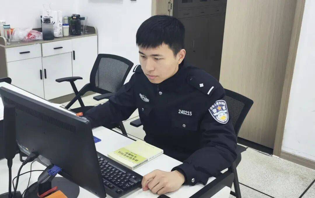 亚洲杯u20直播_“脚断了亚洲杯u20直播，这辈子完了！”游客在1200米山上赏雪受伤，浙江民警带4人将其抬下：我是民警，我得在第一个