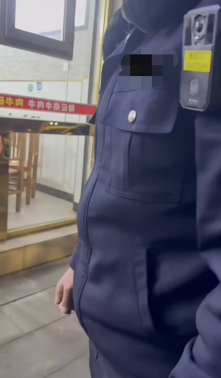 信用网如何申请_餐馆招牌写“免费加面”信用网如何申请,男子二次续面时被要求付3元,还遭言语歧视?多方回应