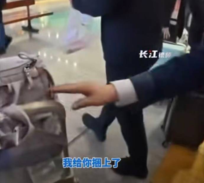 皇冠信用网怎么开户_至少14人被拍到!女大学生从广州坐高铁到武汉皇冠信用网怎么开户,网友:看着看着就哭了