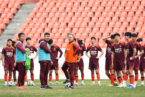 皇冠信用网登1_U19国足战平乌兹别克斯坦皇冠信用网登1,久尔杰维奇留在中国过春节