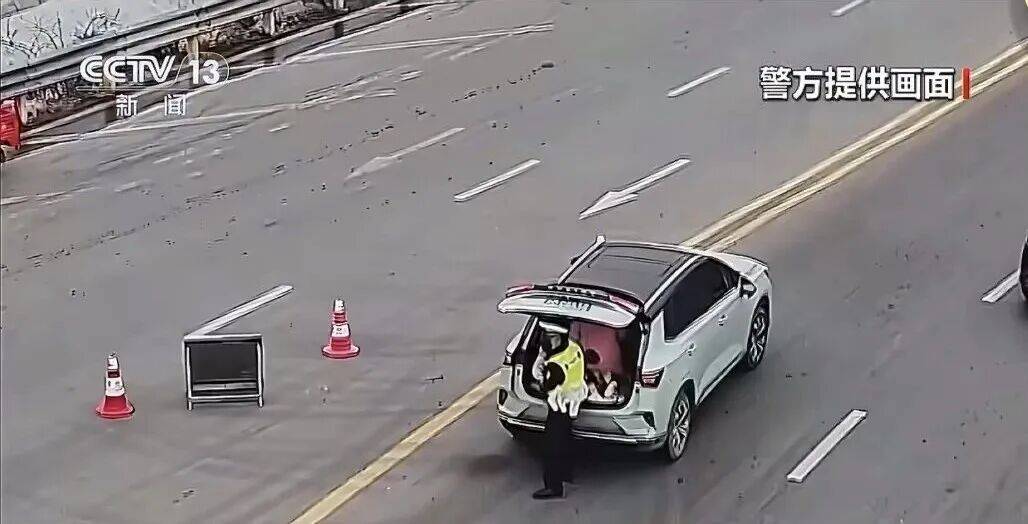 皇冠登3管理出租_返乡车坐不下皇冠登3管理出租,家长竟把4岁和8岁孩子塞进后备厢!民警:罚款100元记3分