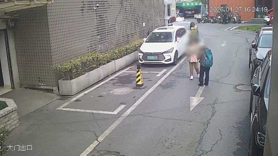 皇冠信用网会员申请_上海一57岁阿姨为新认识的“老伴”豪掷41万买金条皇冠信用网会员申请,对方派取货人当面交付……