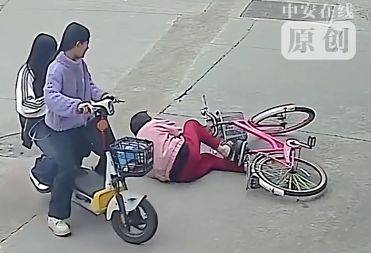 皇冠信用网登2_老太太骑车摔倒皇冠信用网登2，初中女生路过好心扶起，被索赔22万！其母称已产生心理阴影