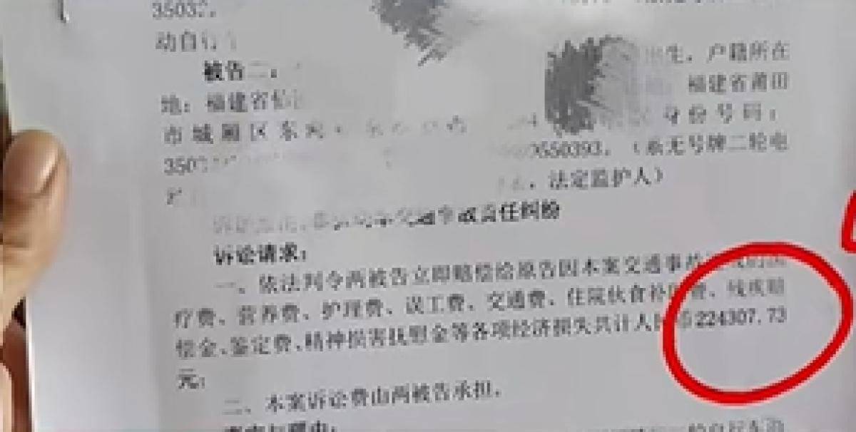 如何找当地皇冠代理_2名初中女生扶摔倒女子遭索赔22万如何找当地皇冠代理,女子称受惊吓摔倒,交警认定两名初中生次责