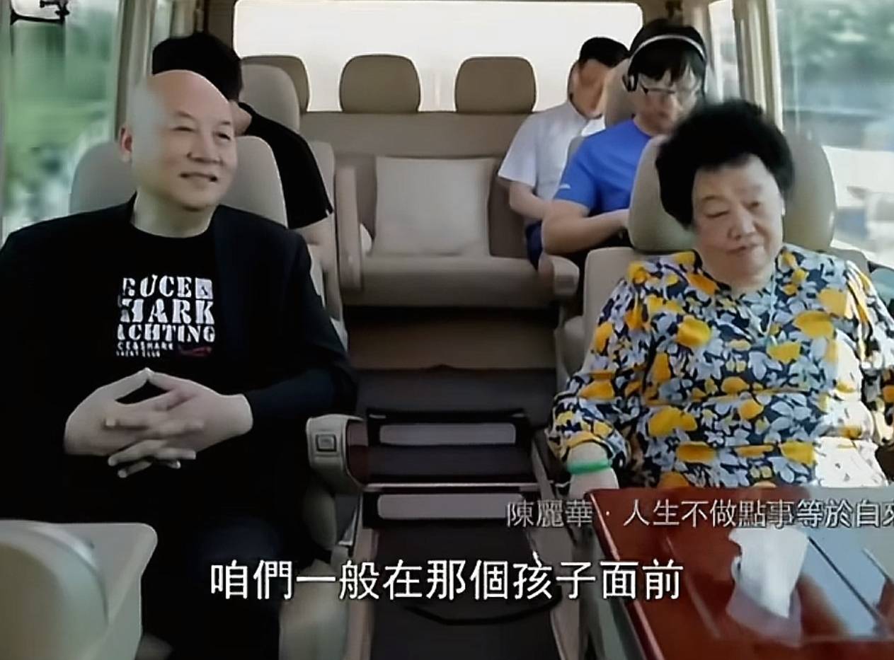 皇冠足球平台申请_迟重瑞为妻子陈丽华光头36年皇冠足球平台申请,每天晚饭全家人一起吃,没有红过一次脸,有说不完的话