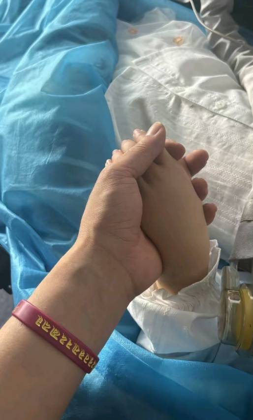 世界杯皇冠平台_重庆抗癌女孩小欣悦遗憾离世世界杯皇冠平台,上个月刚过6岁生日,爸爸曾在地下通道直播跳舞救女