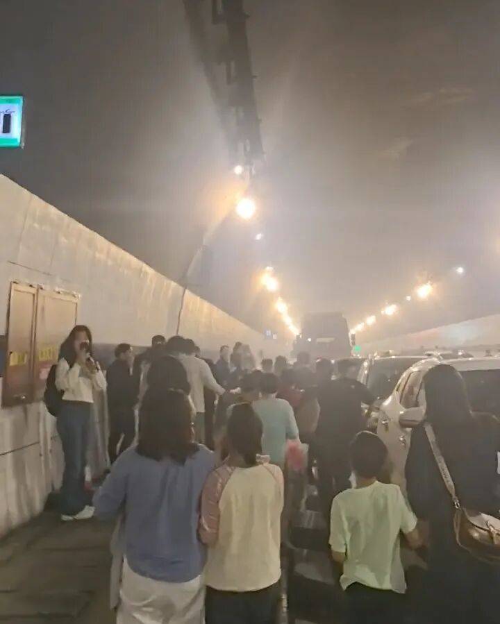 皇冠信用网代理如何申请_事发浙江一高速隧道!车辆起火烟雾弥漫皇冠信用网代理如何申请,目击者:多辆车被堵隧道内,众人跑出隧道;官方:已扑灭,无人员伤亡,通行恢复