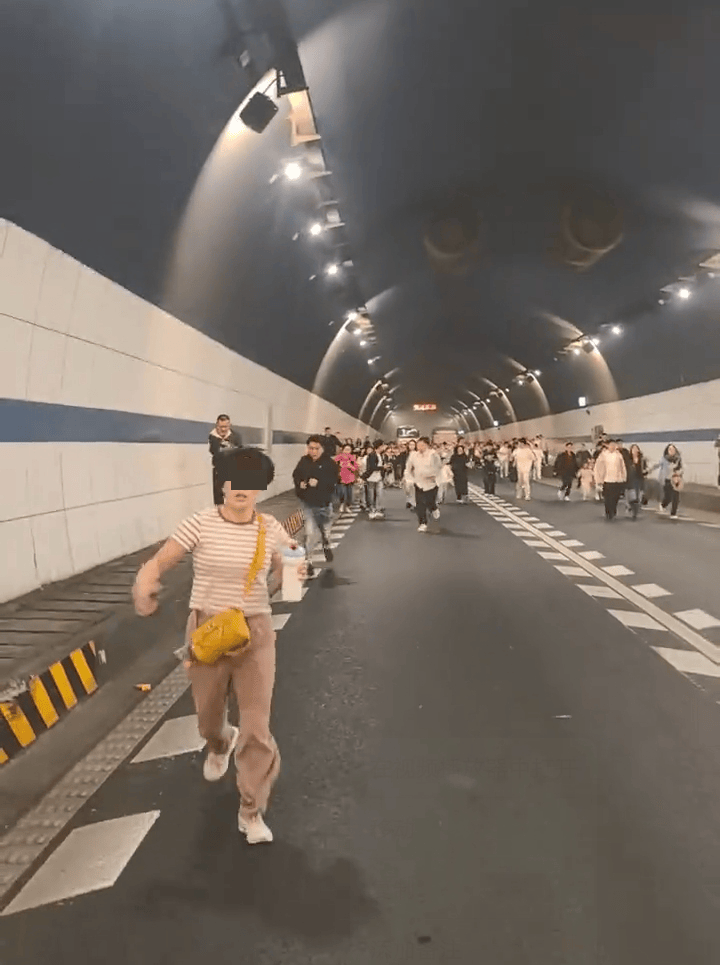 皇冠信用网代理如何申请_事发浙江一高速隧道!车辆起火烟雾弥漫皇冠信用网代理如何申请,目击者:多辆车被堵隧道内,众人跑出隧道;官方:已扑灭,无人员伤亡,通行恢复