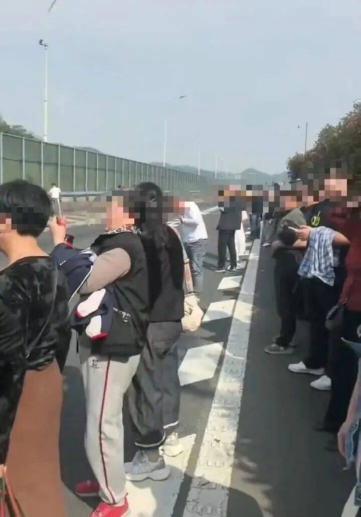 皇冠信用网代理如何申请_事发浙江一高速隧道!车辆起火烟雾弥漫皇冠信用网代理如何申请,目击者:多辆车被堵隧道内,众人跑出隧道;官方:已扑灭,无人员伤亡,通行恢复