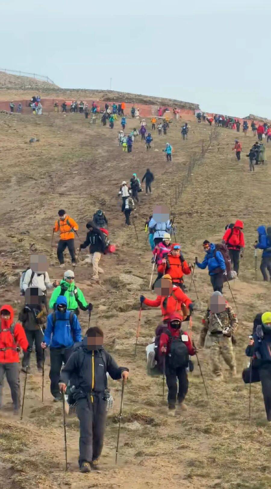 正版皇冠信用网_五台山5月突发降雪!狂风裹着雪粒正版皇冠信用网,驴友抱团搀扶行走,亲历者称“差点失温”;当地:仍有人想上山,已设6个卡口劝返