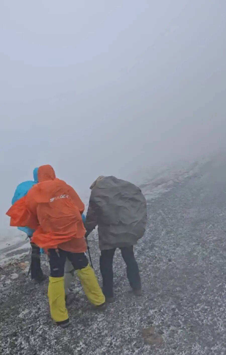 正版皇冠信用网_五台山5月突发降雪!狂风裹着雪粒正版皇冠信用网,驴友抱团搀扶行走,亲历者称“差点失温”;当地:仍有人想上山,已设6个卡口劝返
