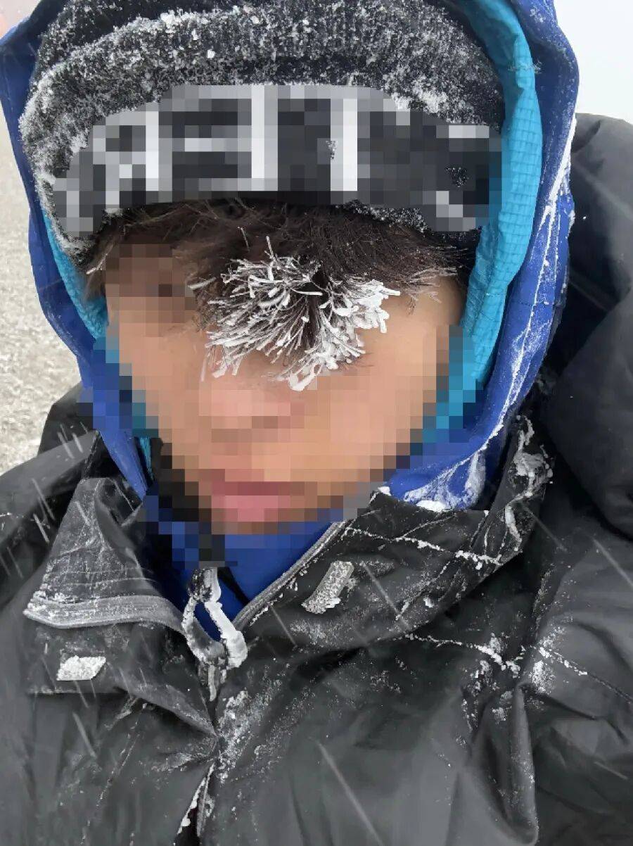 正版皇冠信用网_五台山5月突发降雪!狂风裹着雪粒正版皇冠信用网,驴友抱团搀扶行走,亲历者称“差点失温”;当地:仍有人想上山,已设6个卡口劝返