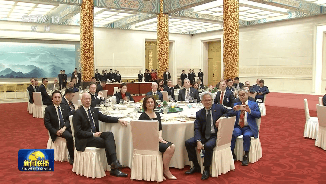 世界盃開戶
_欢迎宴会上世界盃開戶
,湖南企业蓝思科技董事长周群飞与库克、马斯克同席